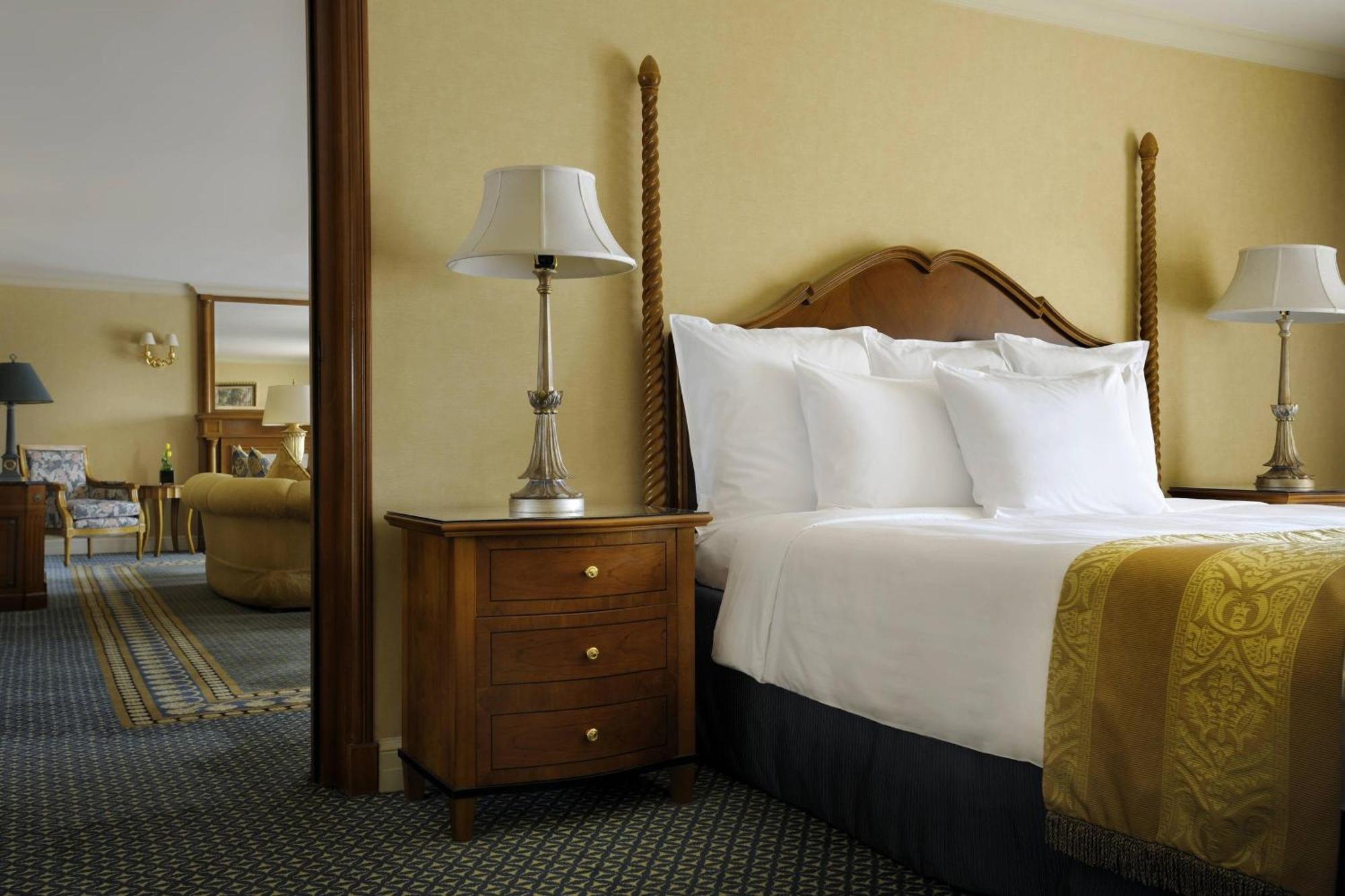 Cairo Marriott Hotel & Omar Khayyam Casino Luaran gambar A suite at the hotel